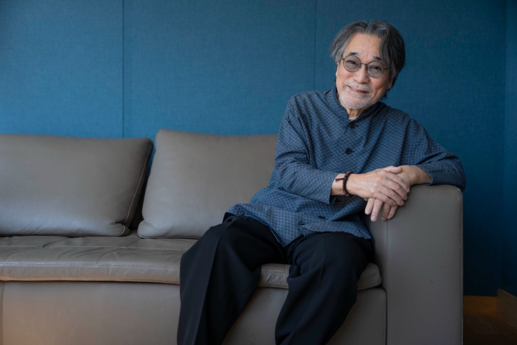 ソファに座る稲川淳二さん