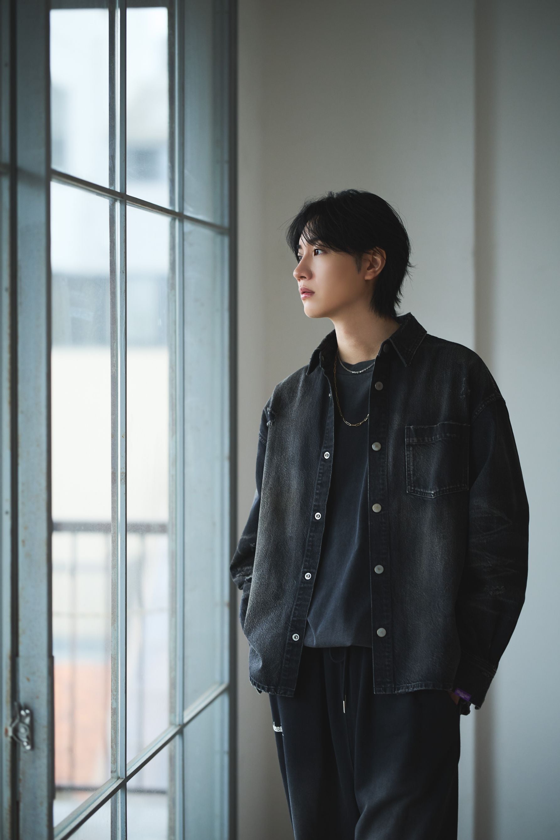 窓を眺める桜田通さん