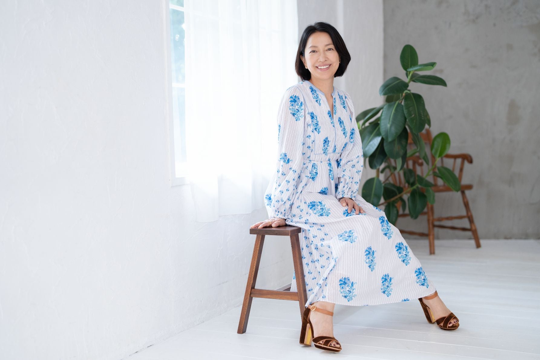 ベンチに腰掛ける羽田さん