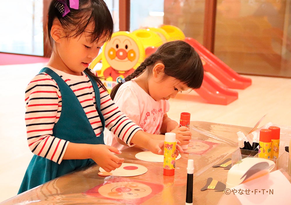 お面工作を楽しむ子どもたち