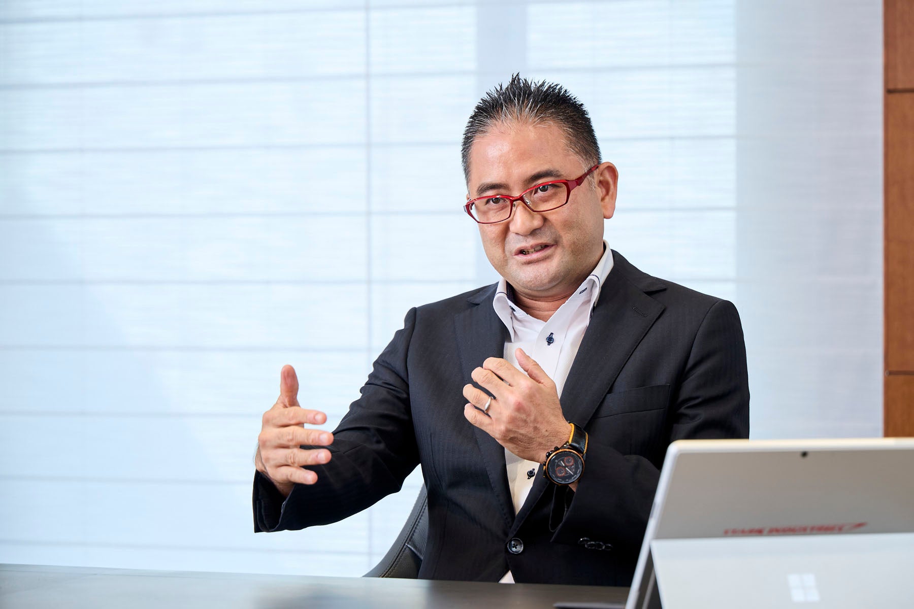 主席研究員の伊東さんがインタビューに答える様子
