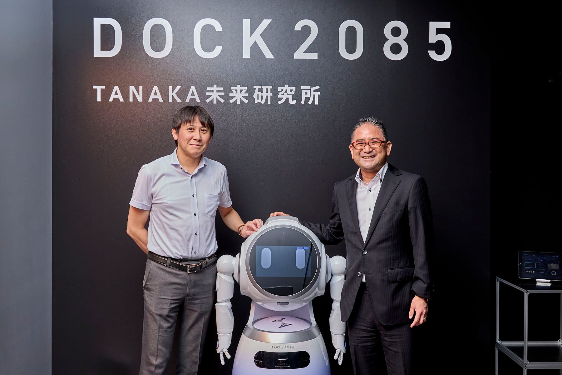 石橋さん、ナビゲーターロボットのジェスター、伊東さんの集合写真