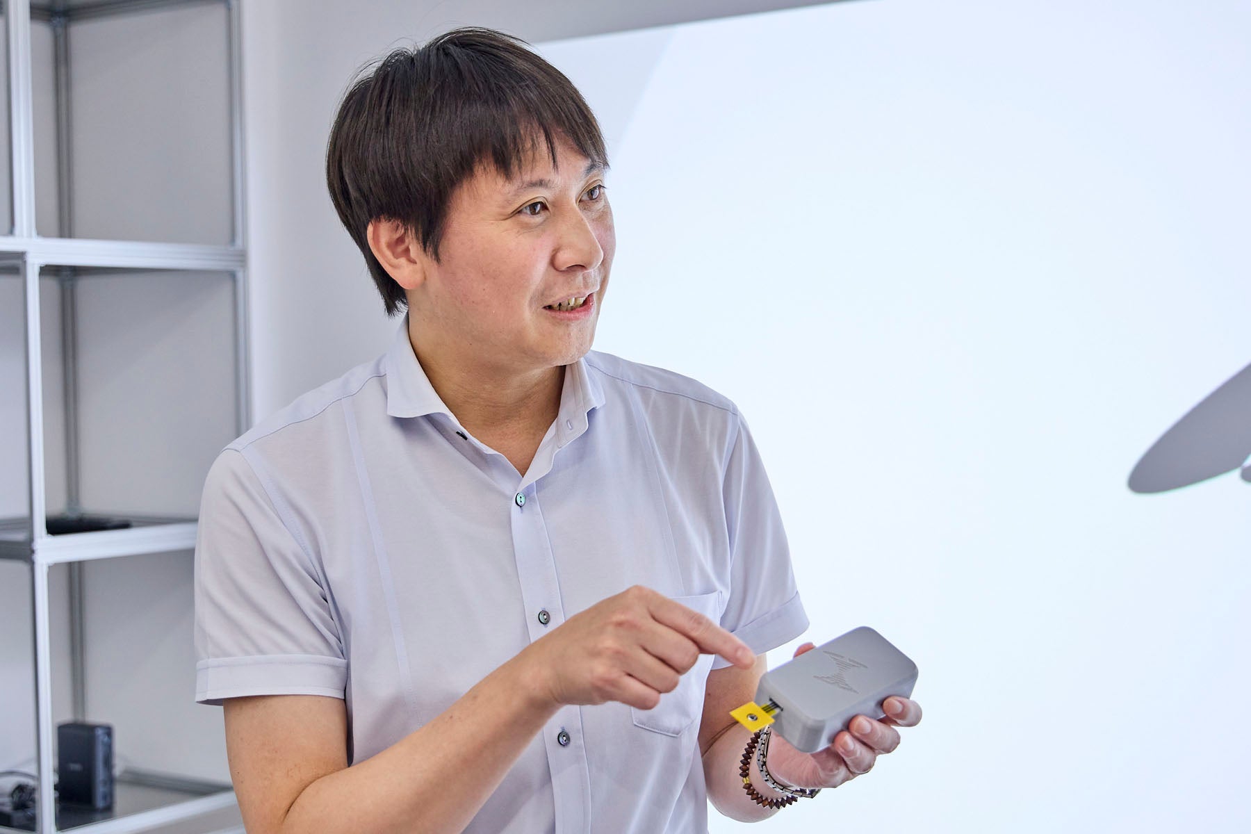 主席研究員の石橋さんがインタビューに答える様子