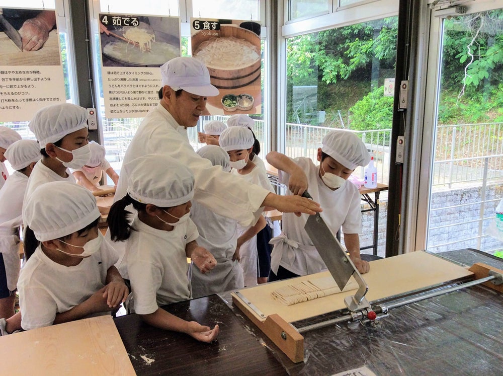 手打ちうどん体験の様子