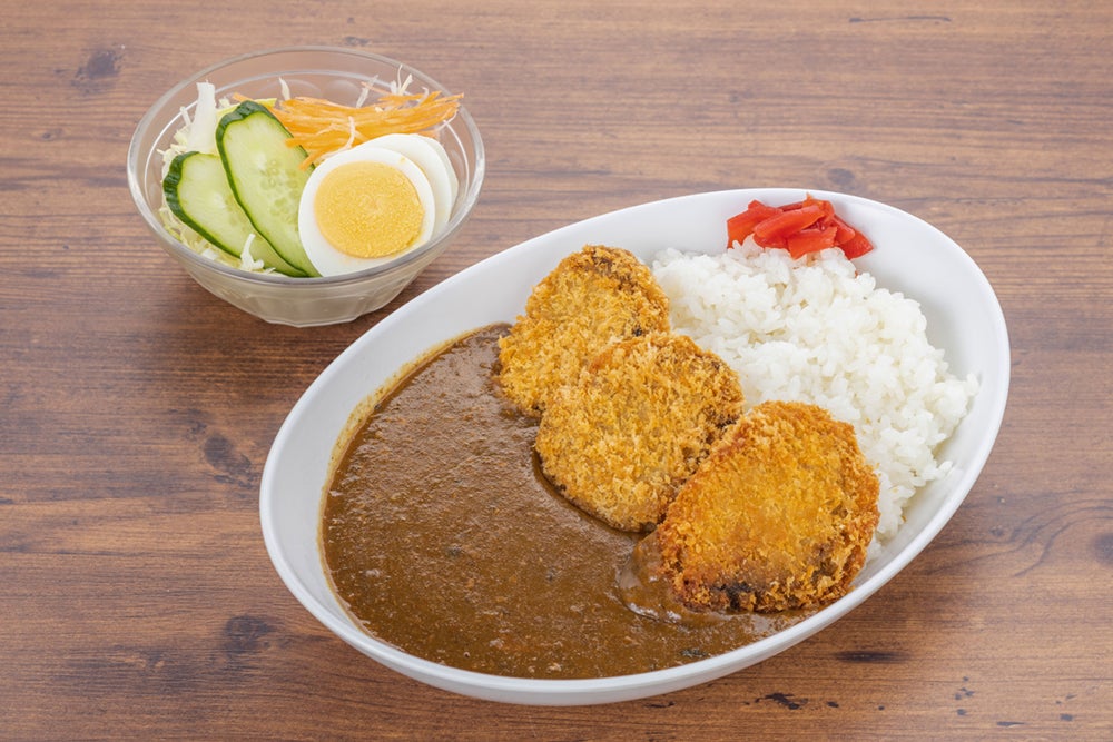 鰹カレーとサラダ