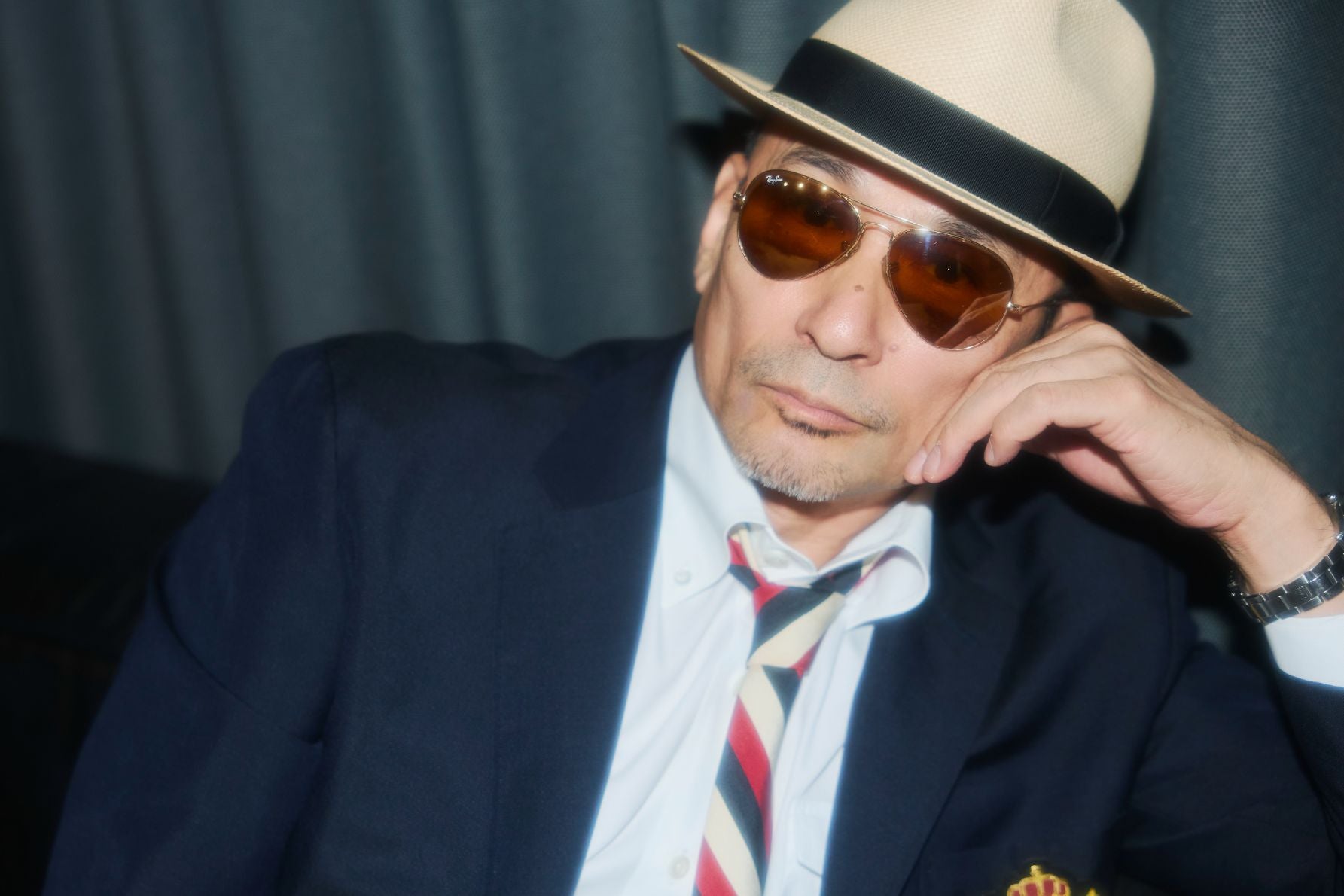 こちらに視線を送る横山剣さん