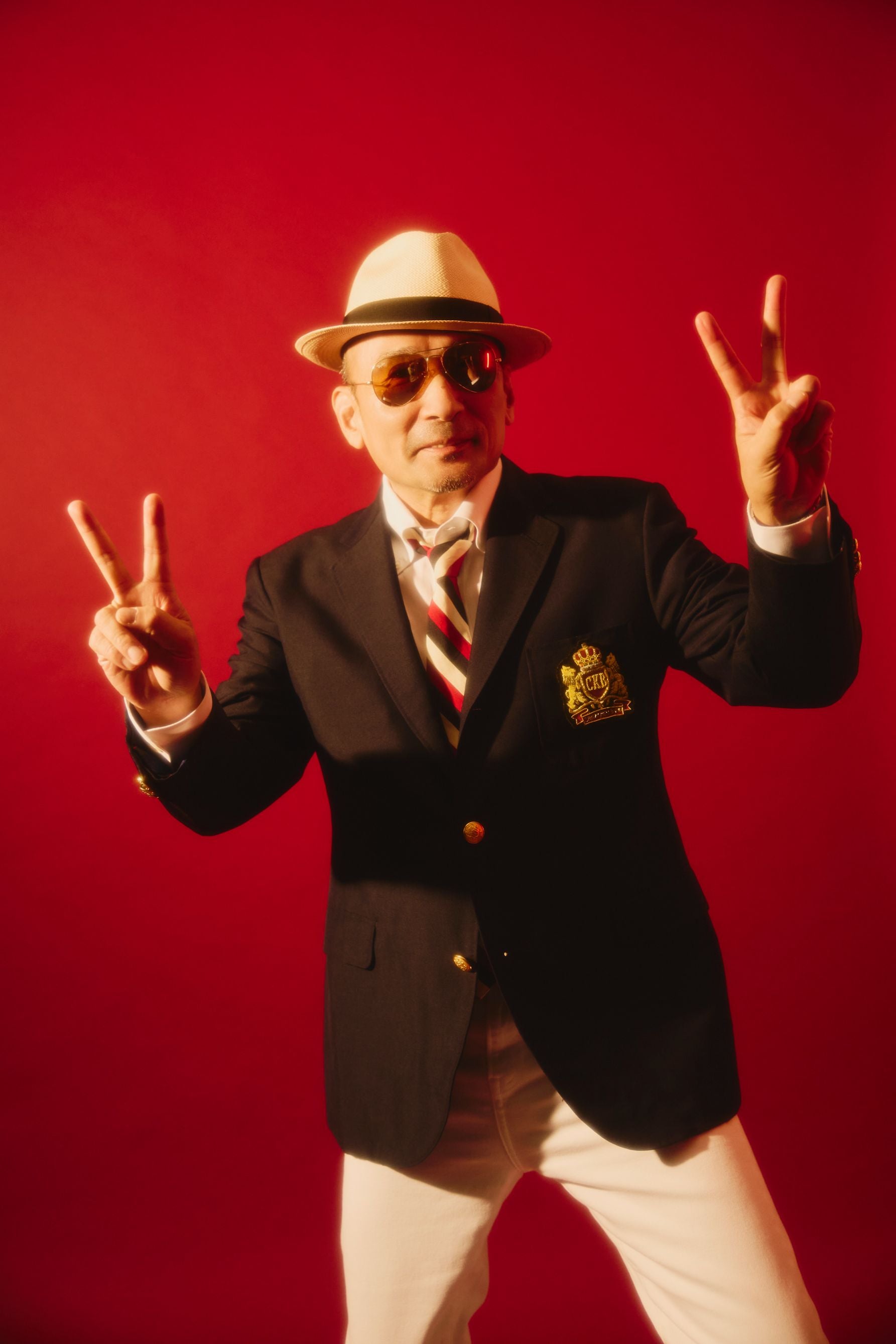 ダブルピースのポーズ決める横山剣さん