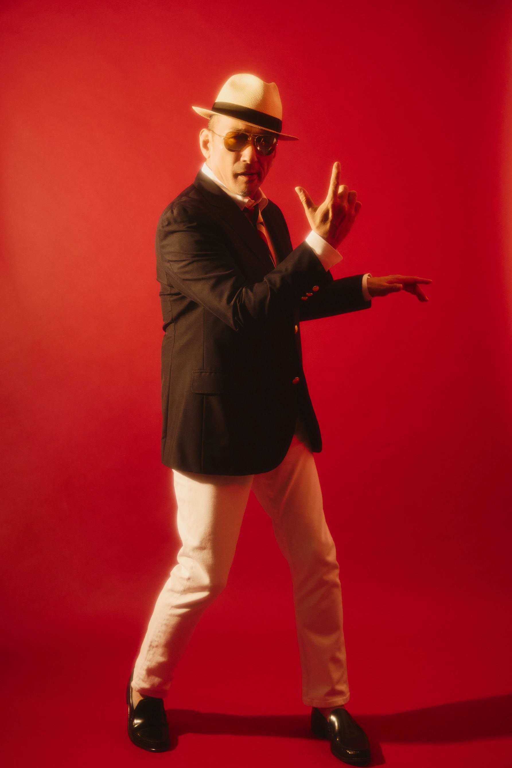 ポーズを決める横山剣さん