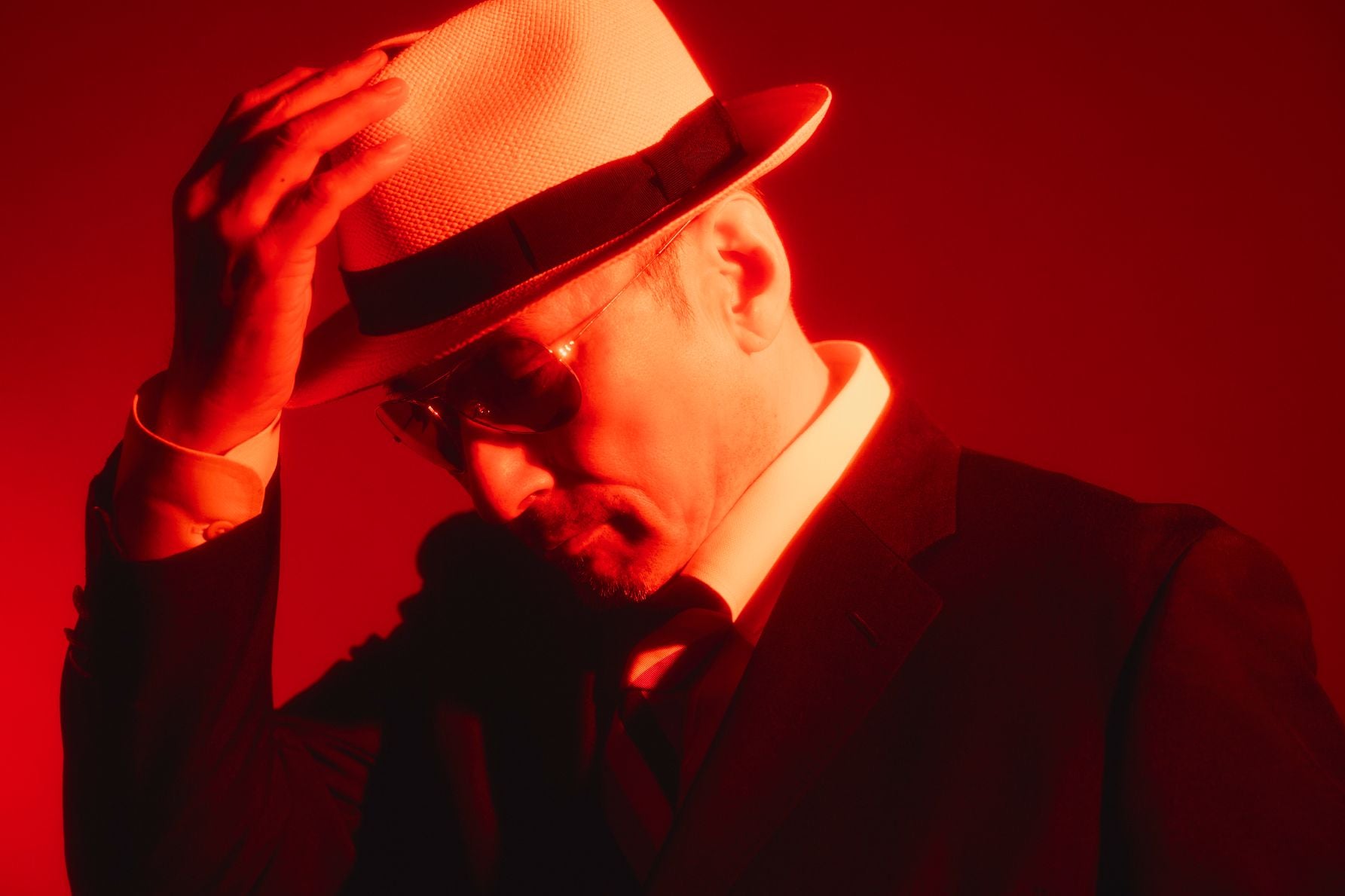 帽子を被り、ポーズをとる横山剣さん