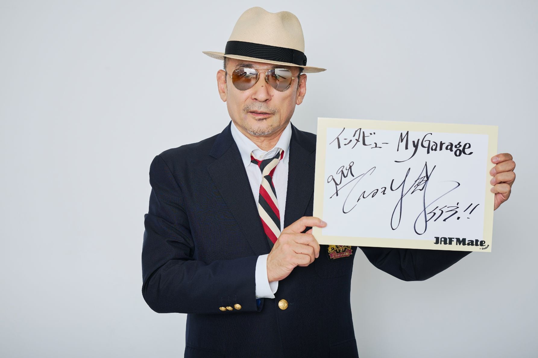 サインを持つ横山剣さん