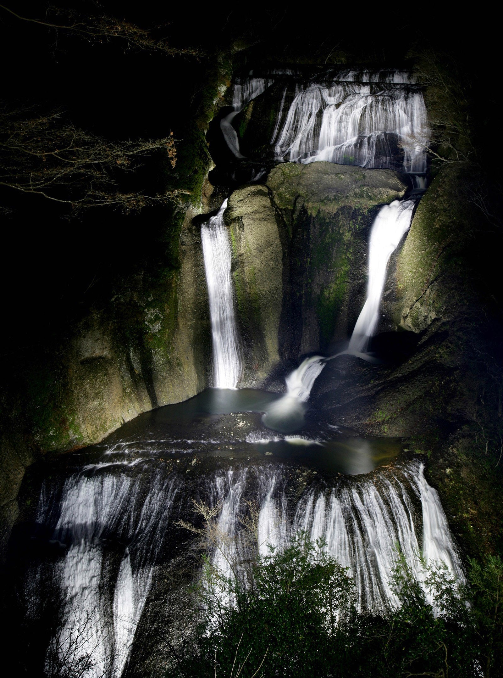 ライトアップされた、夜の袋田の滝