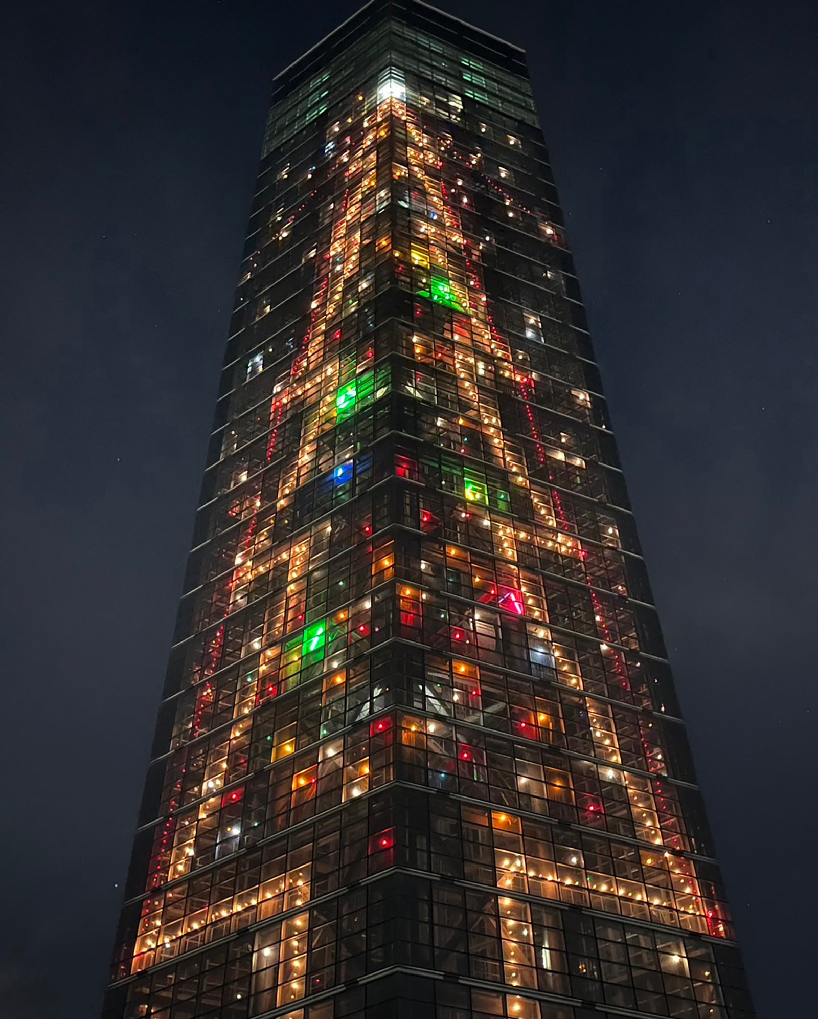 千葉ポートタワー壁面に点灯されたクリスマスツリー