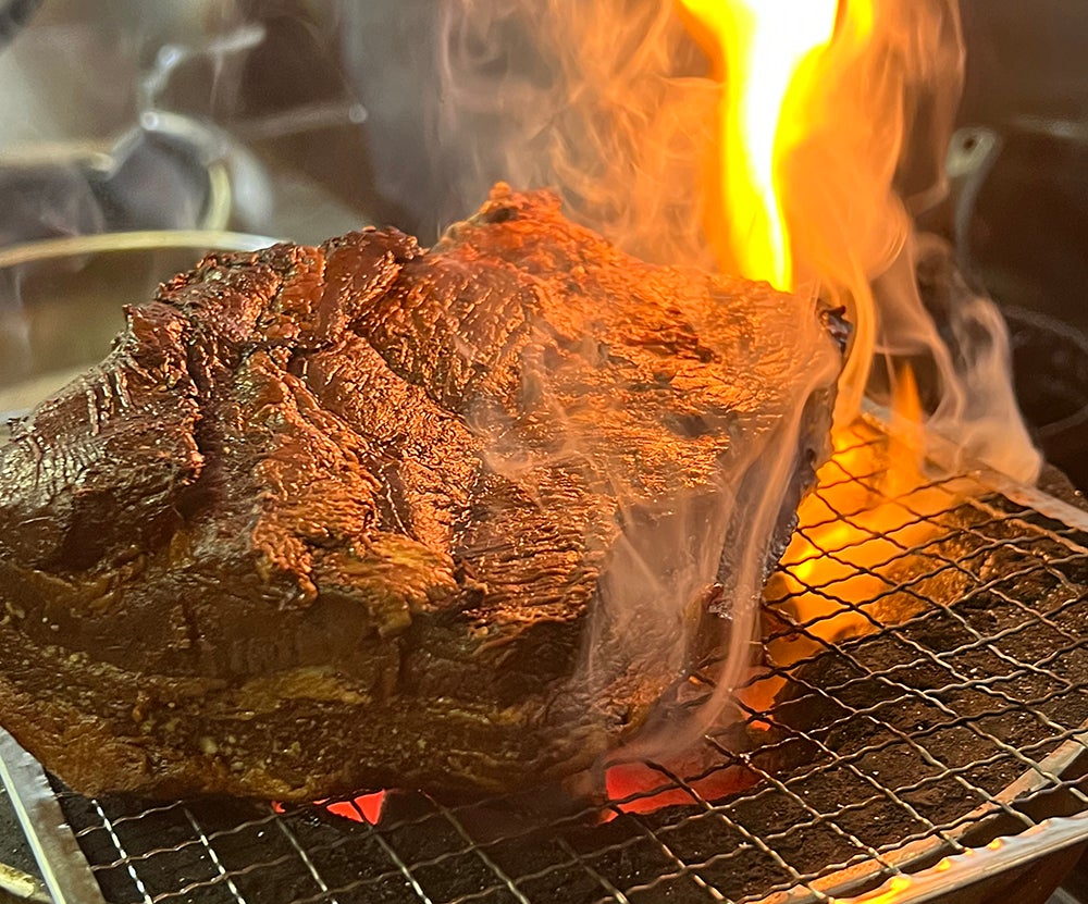 豚肉を炭火で焼く様子