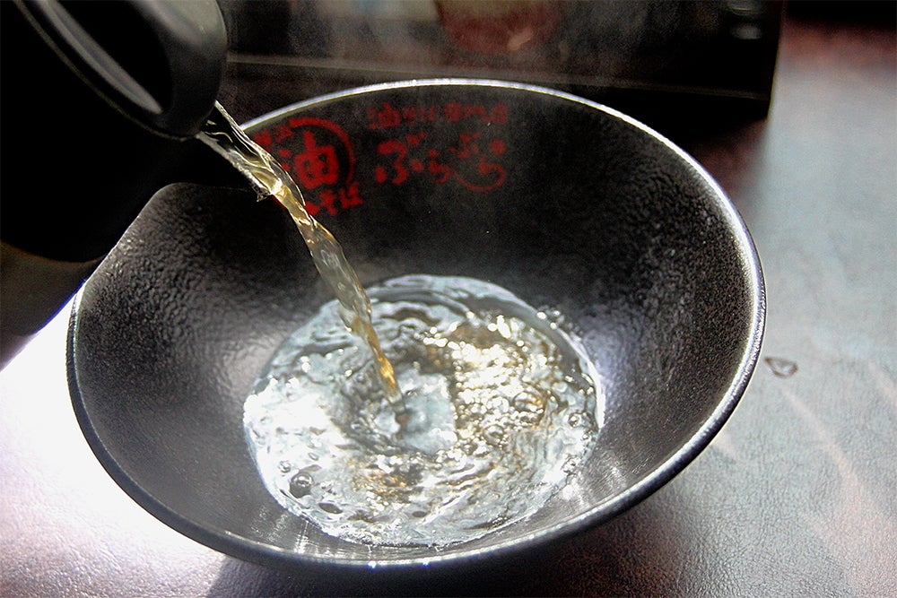 丼にスープを注ぐ様子