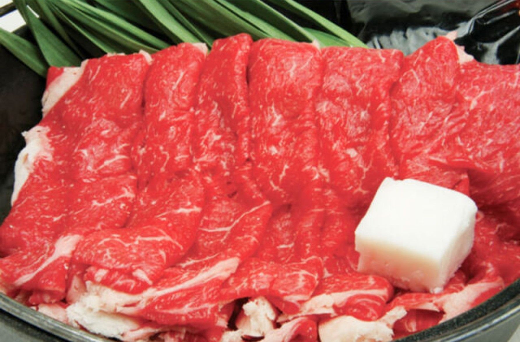 コクとうまみたっぷりの赤身が自慢の土佐あかうしを使った、高知名物のすき焼きセット