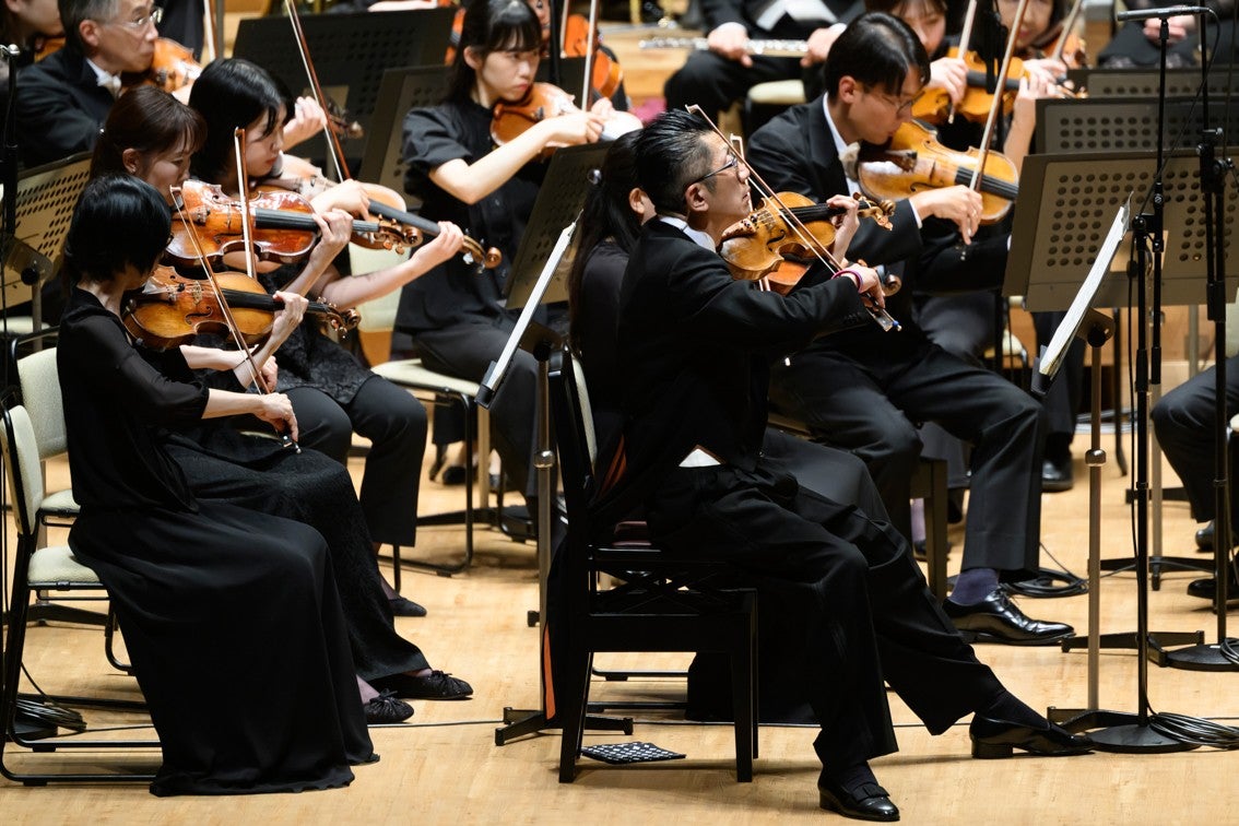 演奏中の石田さんと神奈川フィルハーモニー管弦楽団
