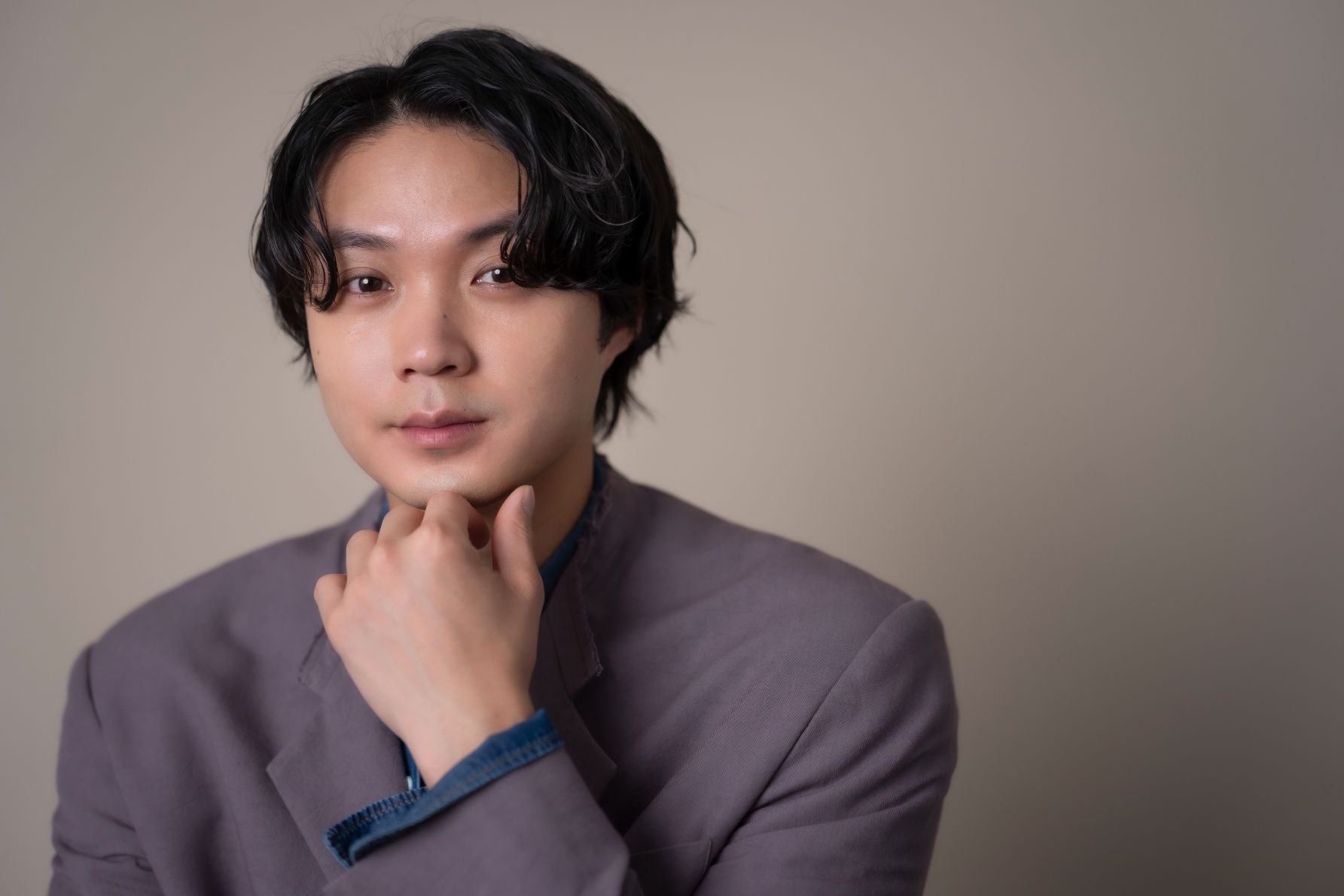 「もし好きな車を3台持てるなら？」という質問に、視線を上に向けて楽しげに考え込む表情 