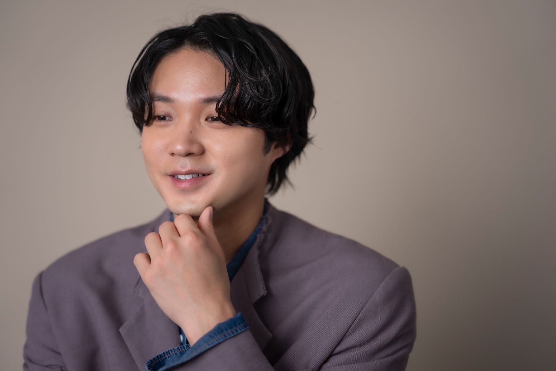 俳優業における「表現の自由」と「運転」の共通点について、真剣な眼差しで熱く語るインタビューカット