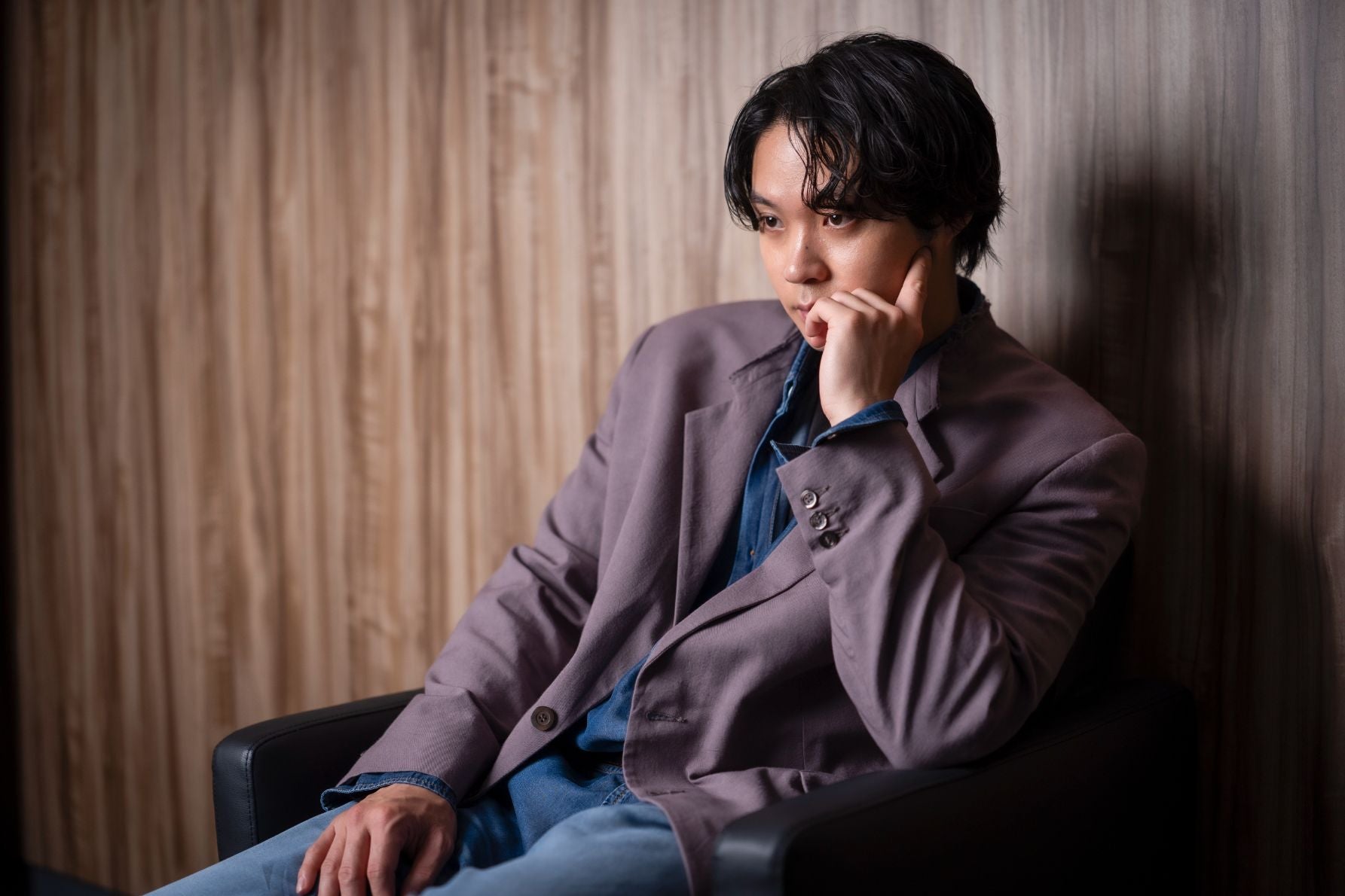 落ち着いた雰囲気のインタビュー場所で、磯村勇斗の自然体なポートレート