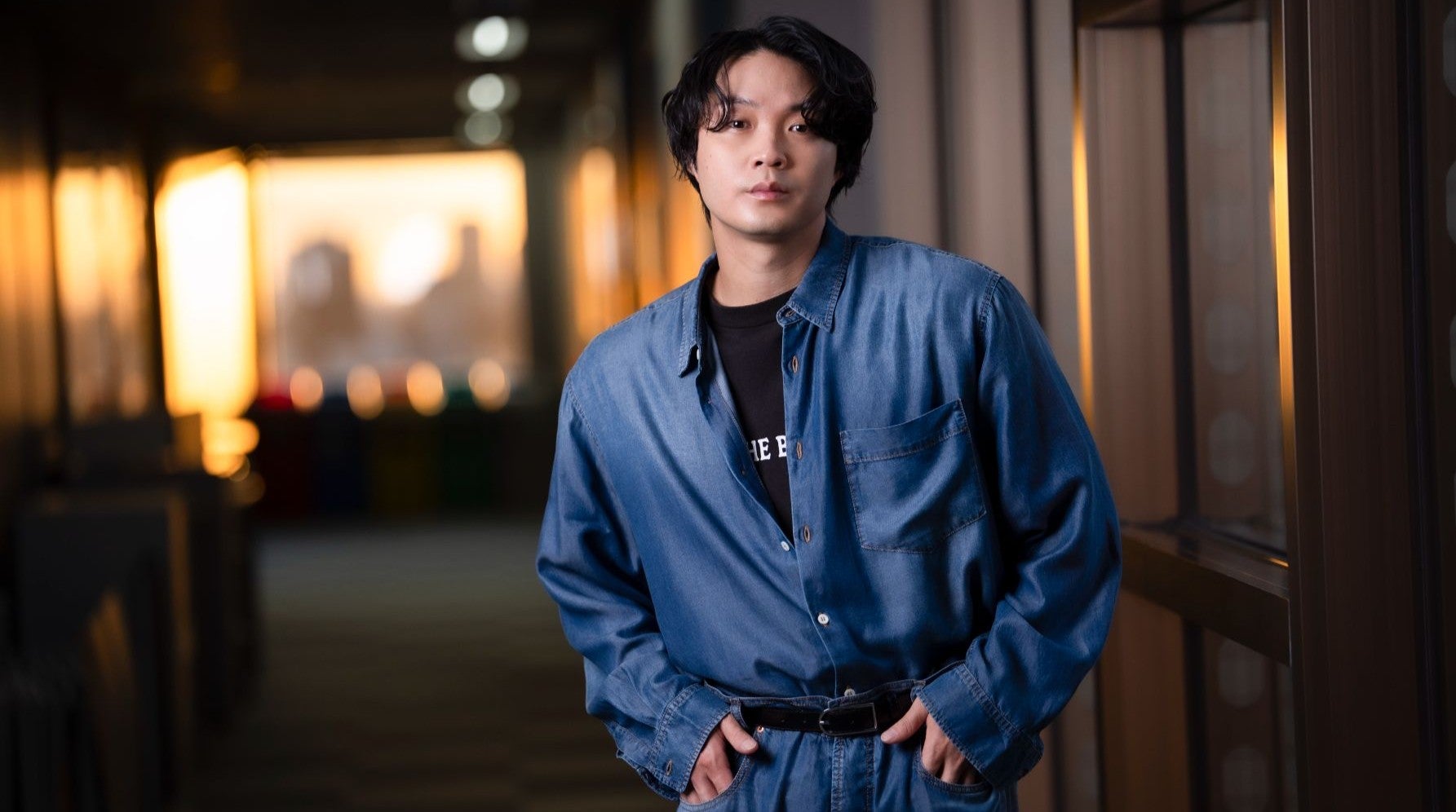 夕陽を背に受け、逆光の中で佇む俳優・磯村勇斗氏の印象的な写真