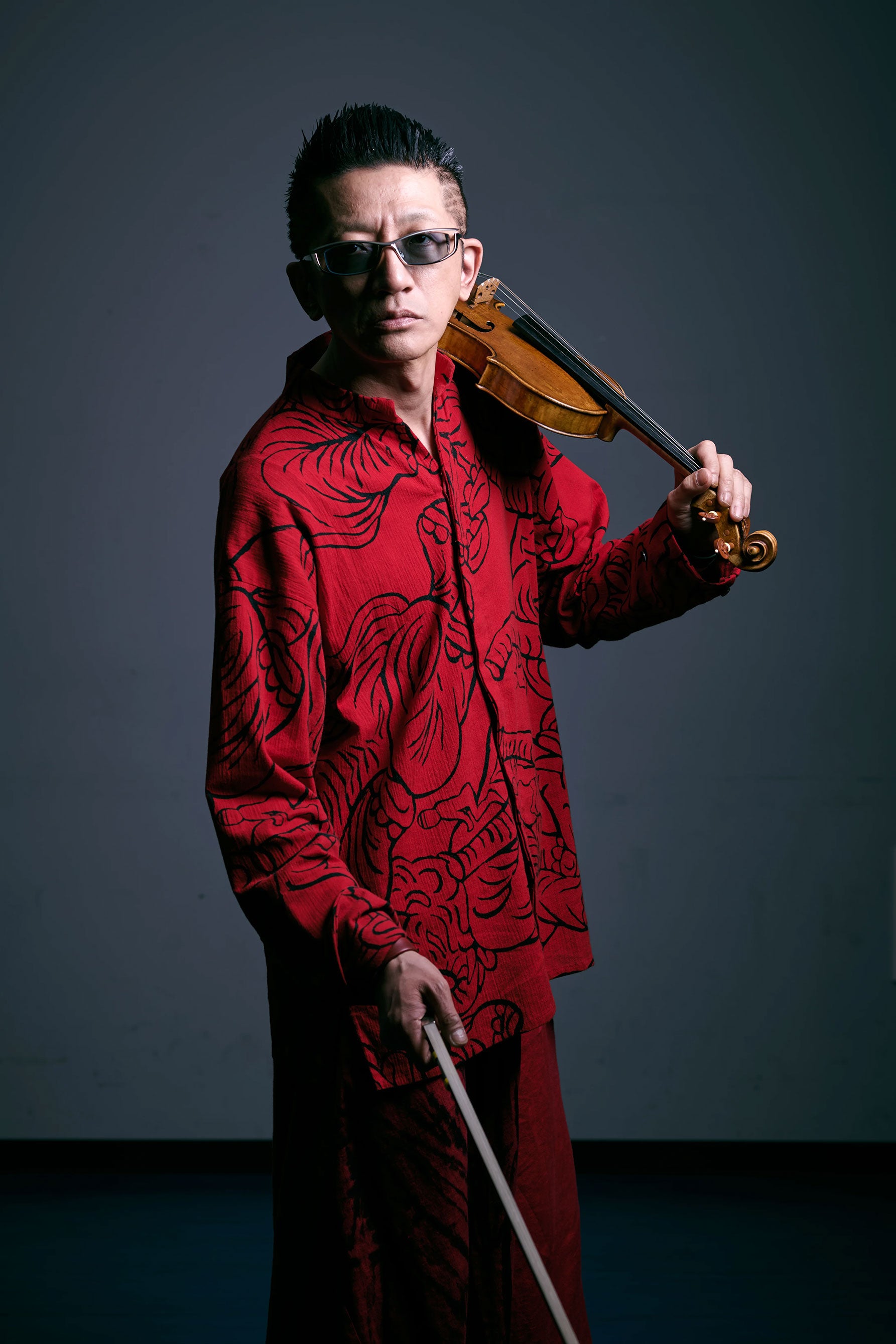 楽器をもつ石田さん