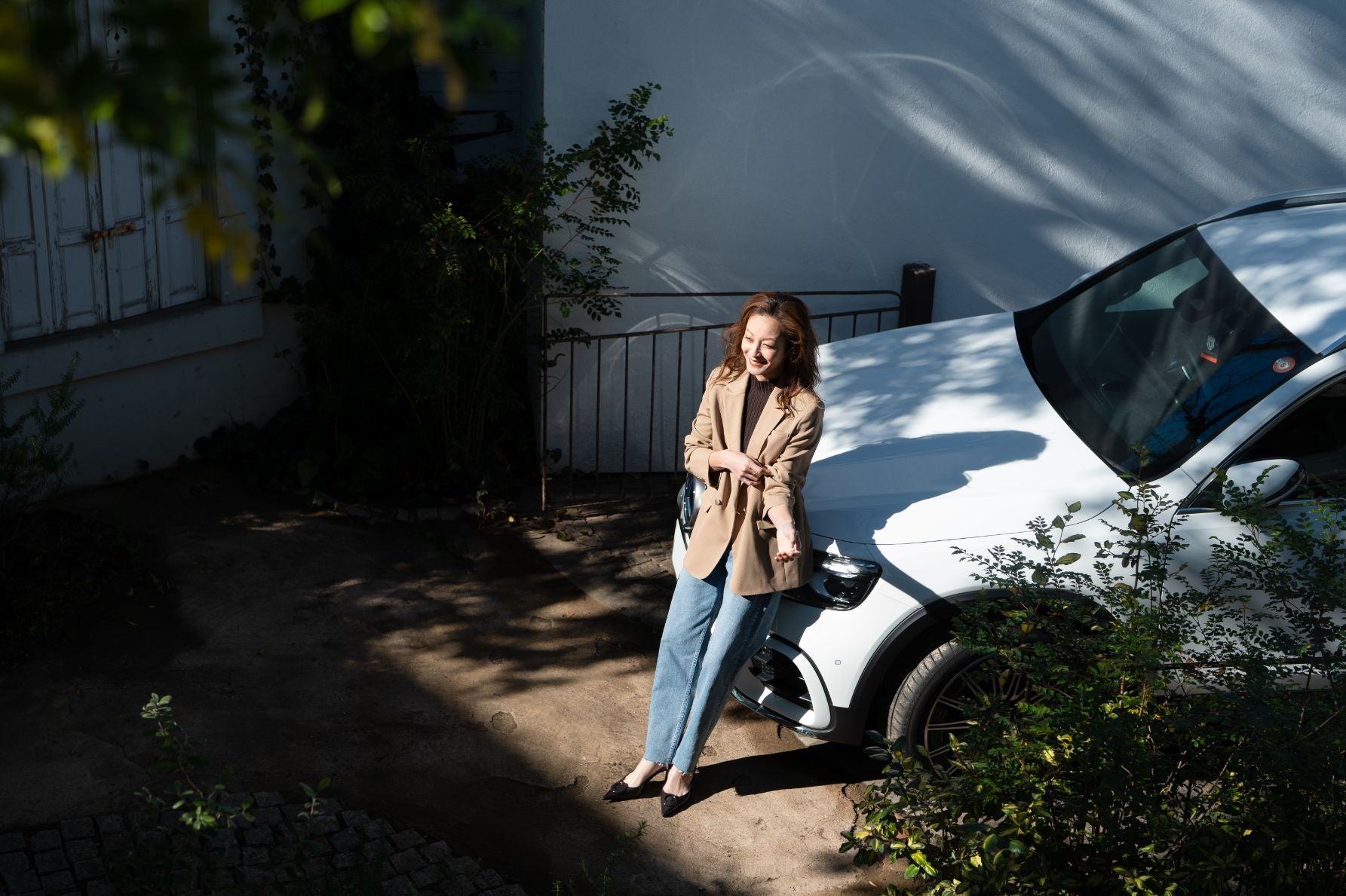 これからのカーライフへのワクワク感を隠しきれない、キラキラとした瞳と笑顔が印象的な西山茉希さん