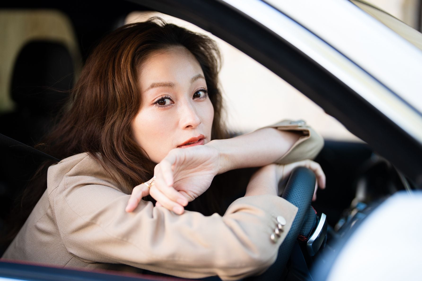 「移動する部屋」と語る車内空間で、リラックスした表情を見せる西山茉希さん