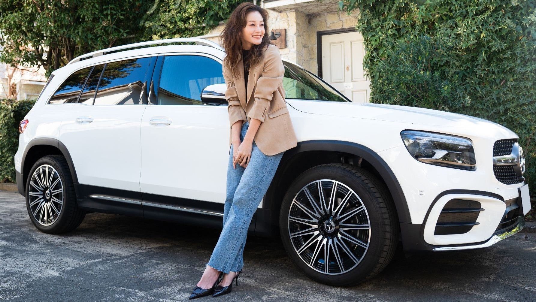 現在の愛車メルセデス・ベンツ GLB 200dの横で、自然な笑顔を見せる西山茉希さん