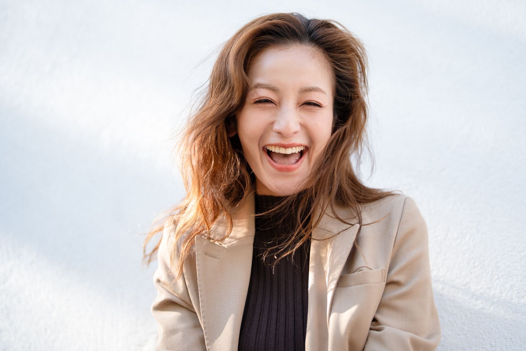 陽光を受け、目尻を下げて笑う西山茉希さんの美しいクローズアップ