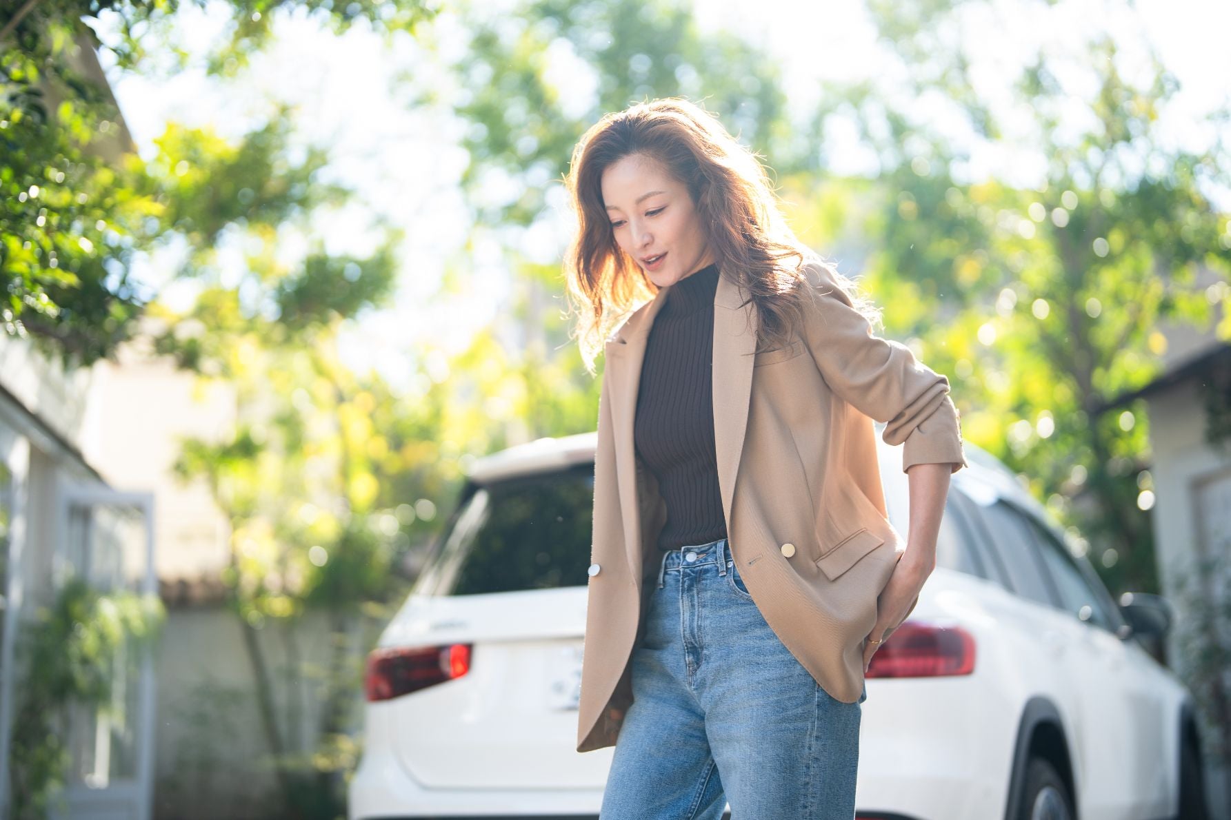 現在の相棒であるベンツ GLBとともに、これからの旅を楽しみに出発するような西山茉希さんの全身カット