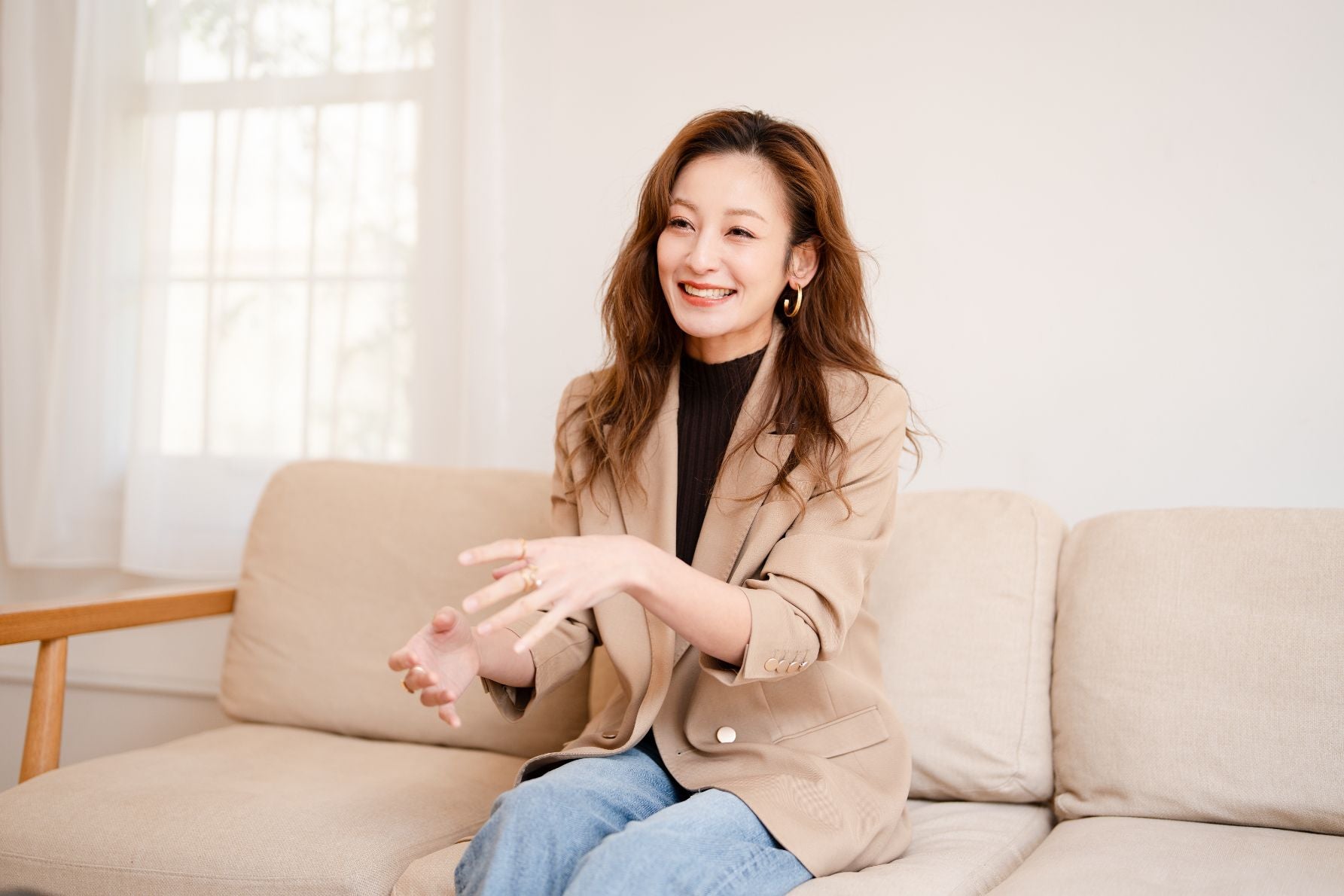 これまでの愛車遍歴を、身振り手振りを交えて楽しそうに語る西山茉希さん