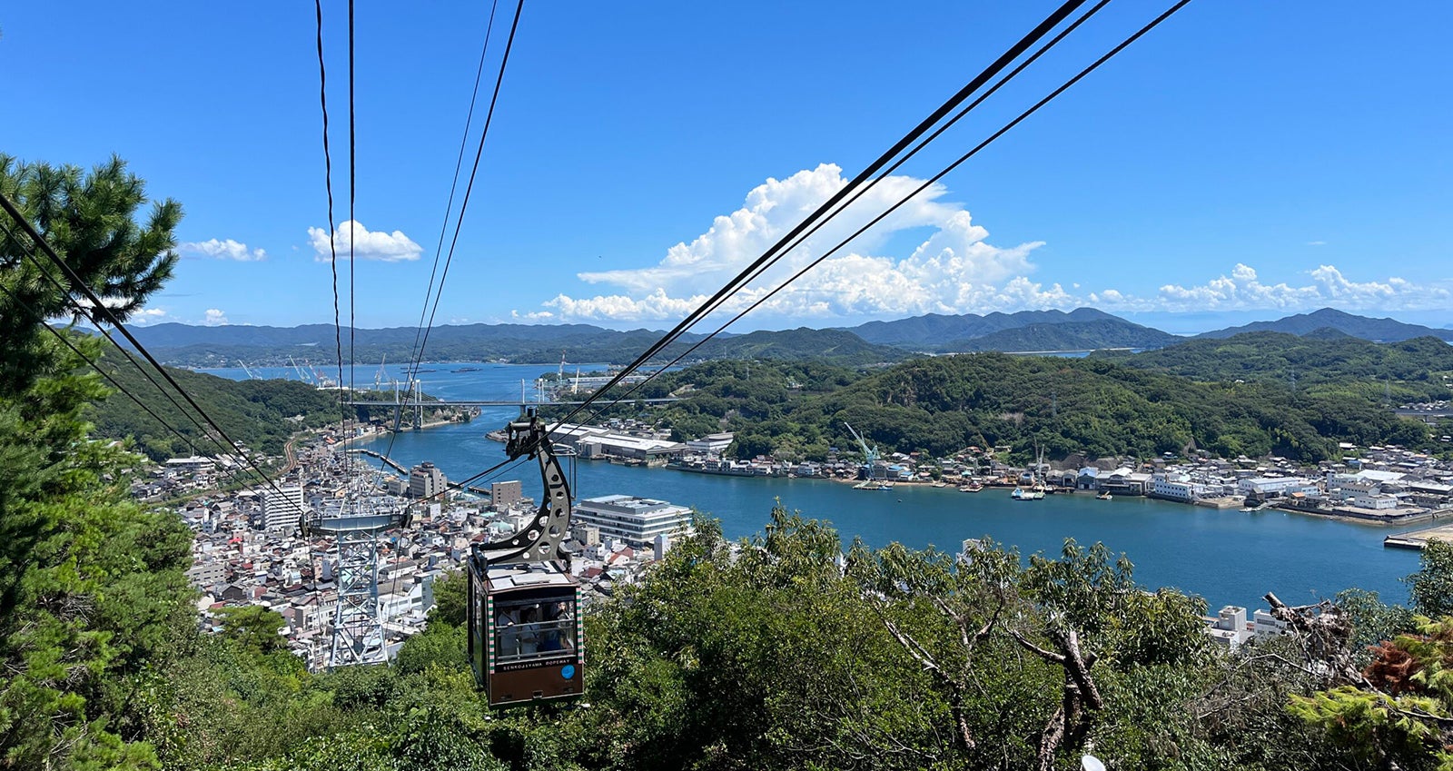 ロープウェイと尾道水道の景色