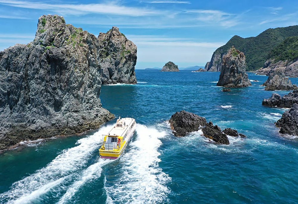 青海島の岩礁と観光汽船