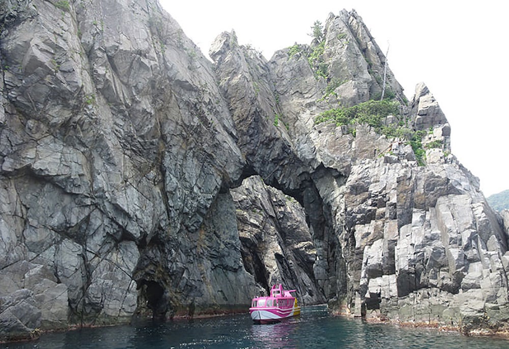 洞門をくぐる小型船