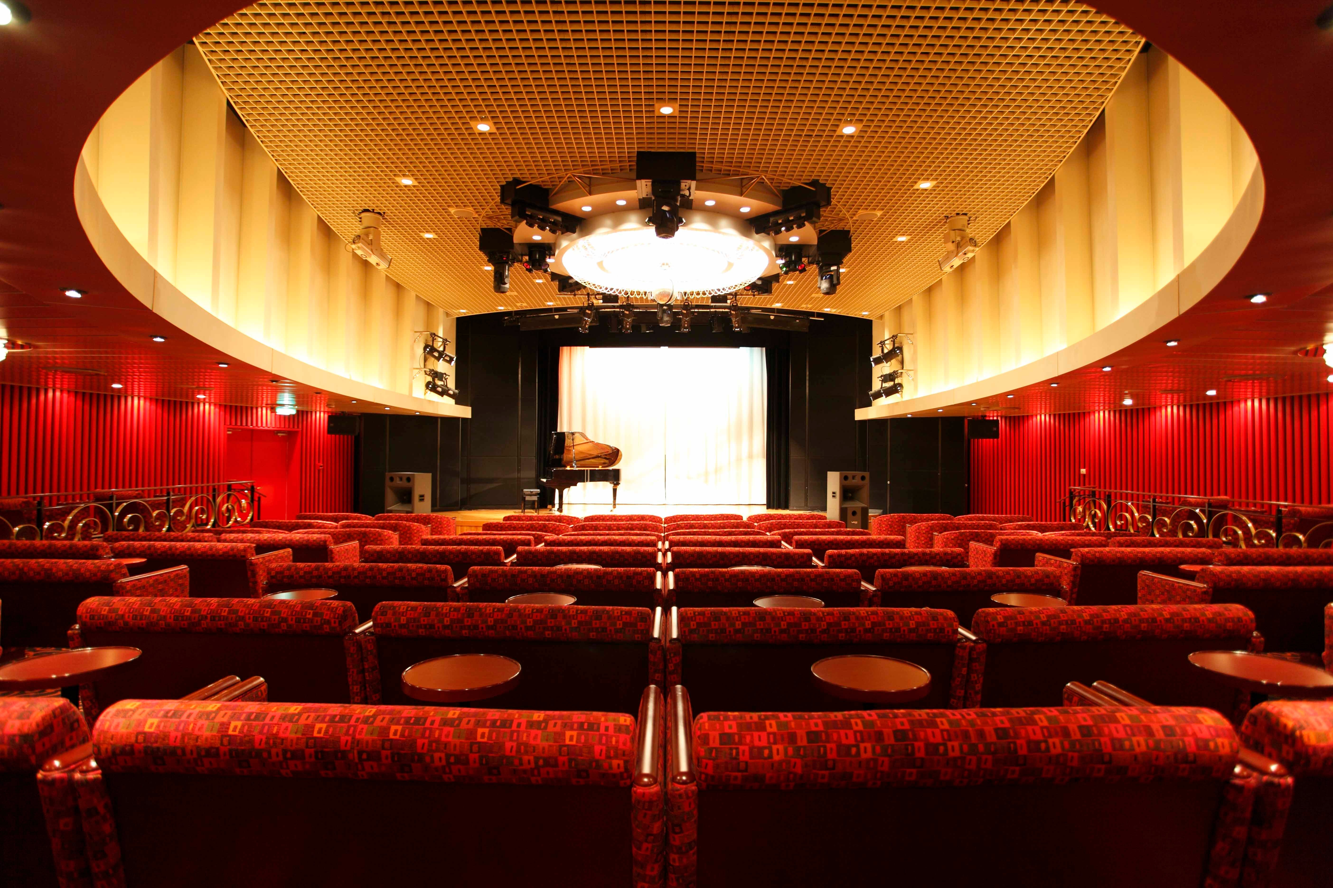 船内のシアターラウンジ