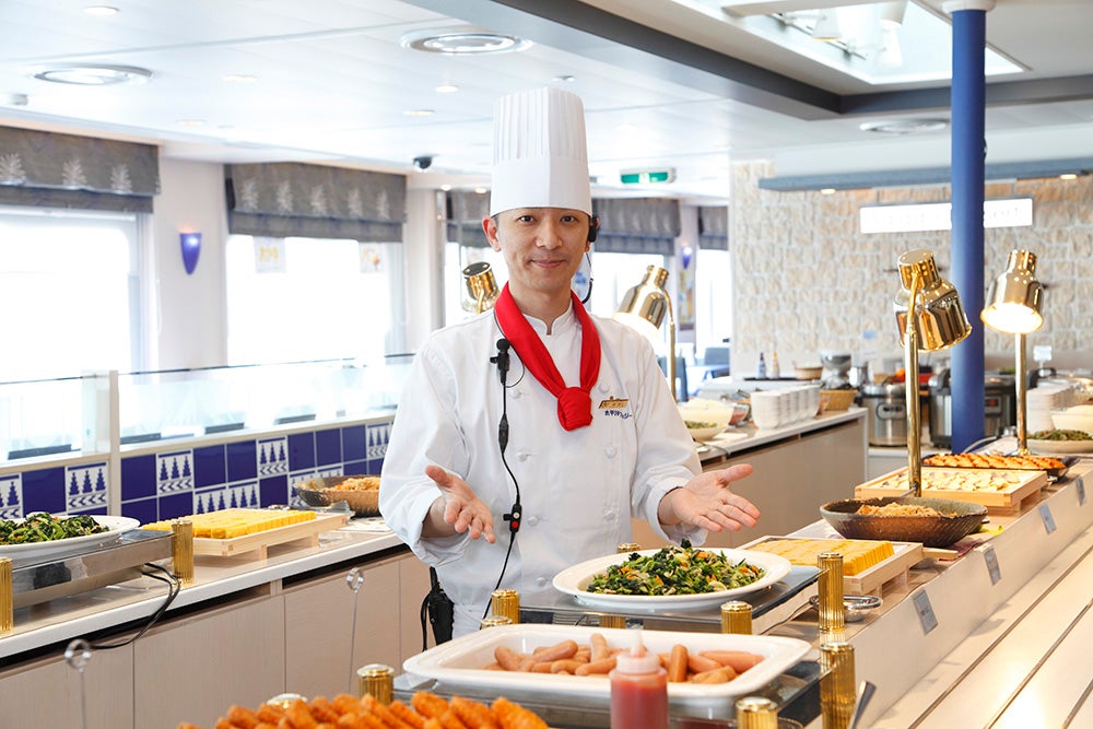 船内レストランのバイキング
