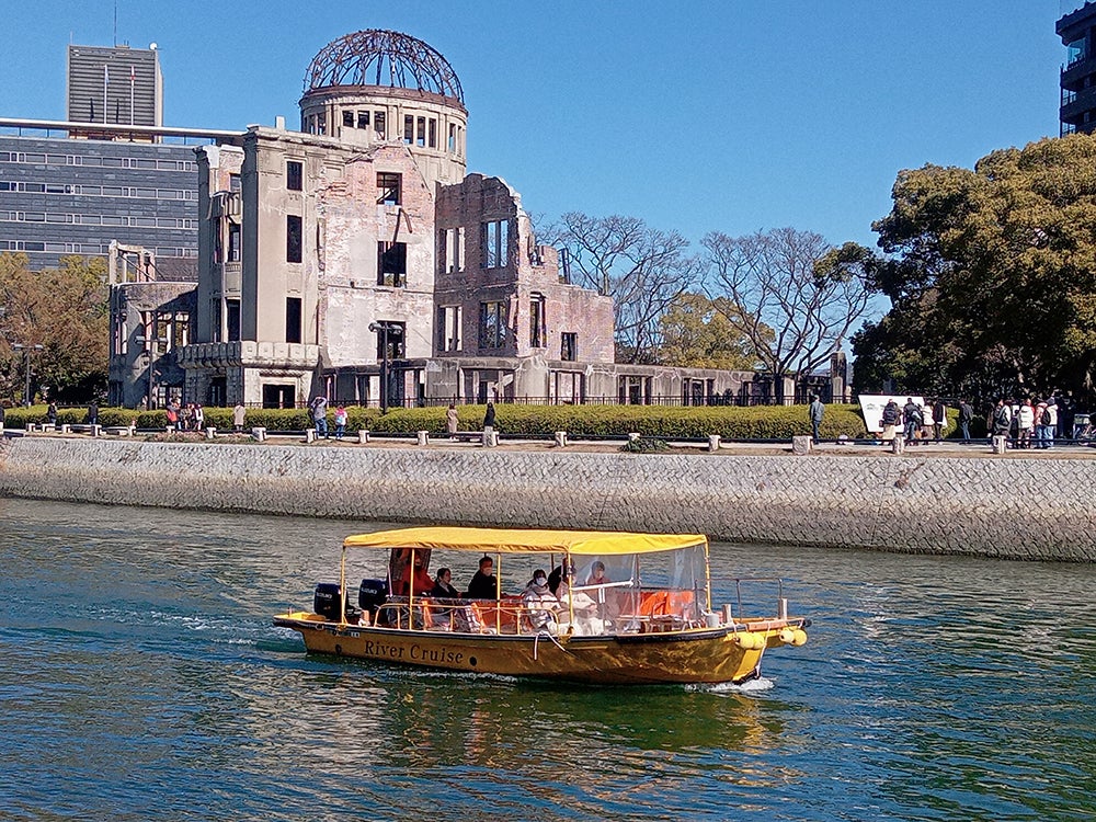 広島リバークルーズで、船から見る原爆ドーム