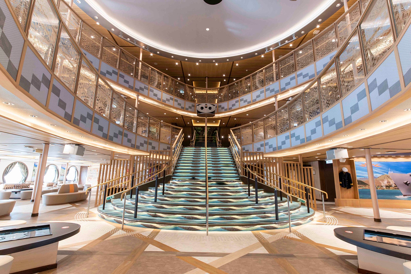 さんふらわあのアトリウム大階段