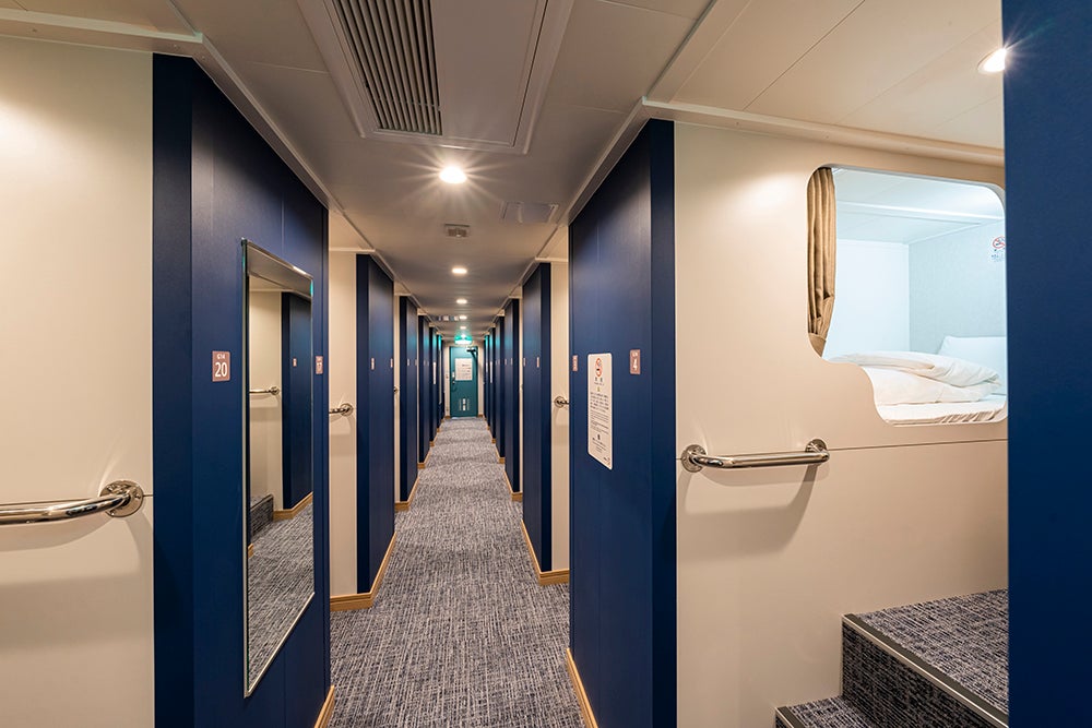 フェリーのカプセルベッドタイプの客室