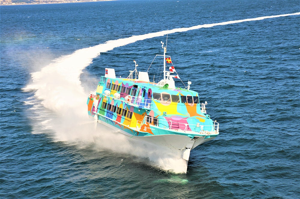 航行中の高速ジェット船