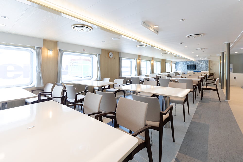 船内のレストラン