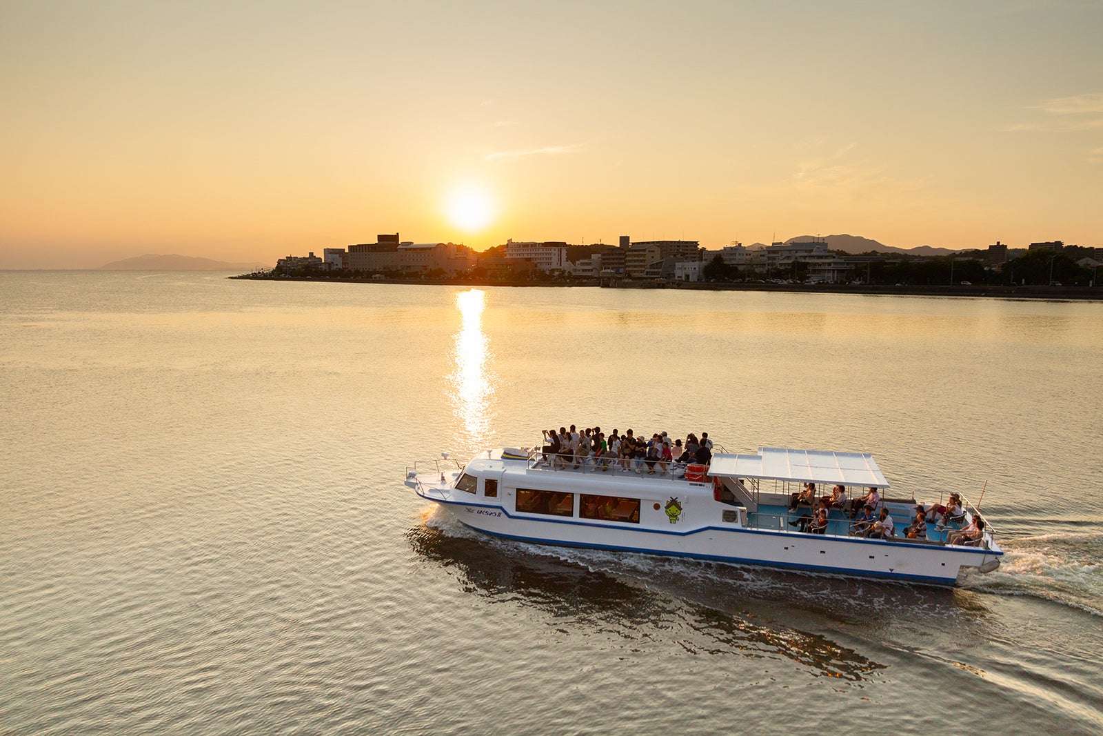 宍道湖に浮かぶ観光遊覧船はくちょう