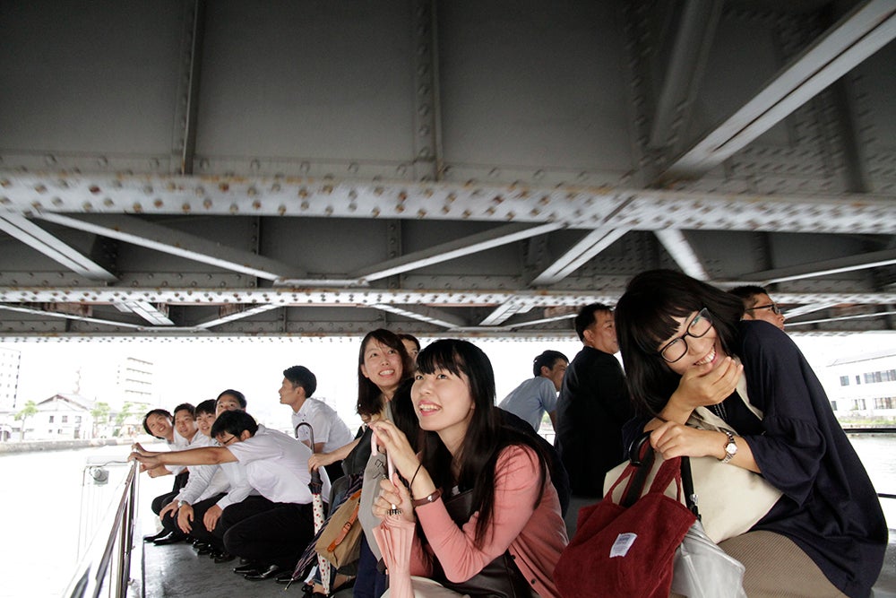 橋の下を通過する｢はくちょうⅢ｣のスカイデッキ