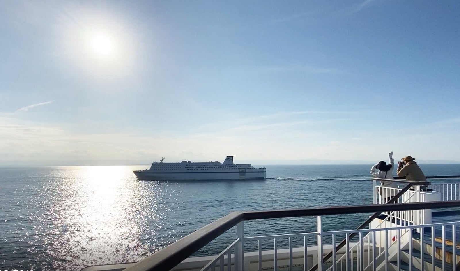 海上ですれ違うフェリー