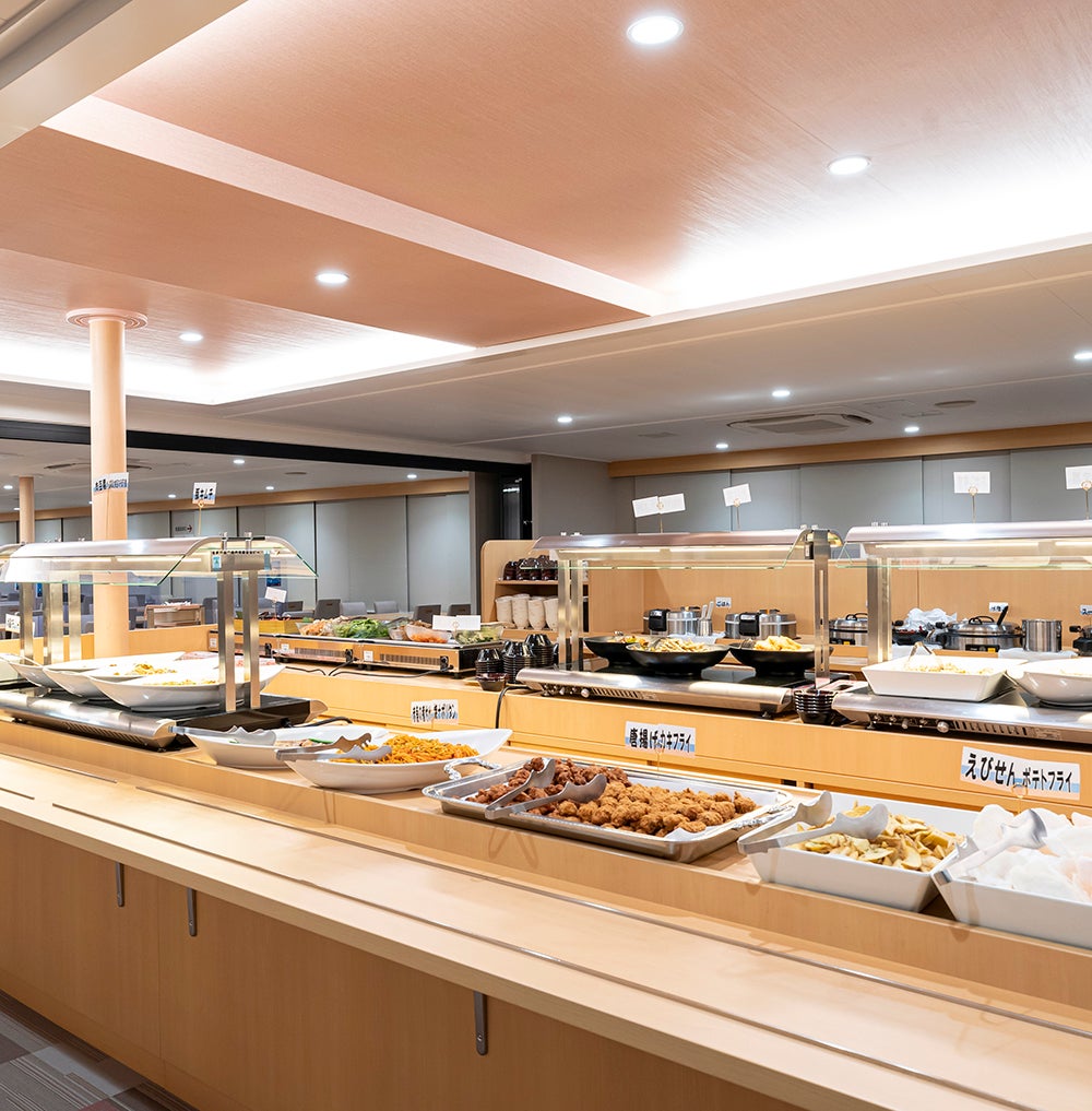 船内のバイキングレストラン