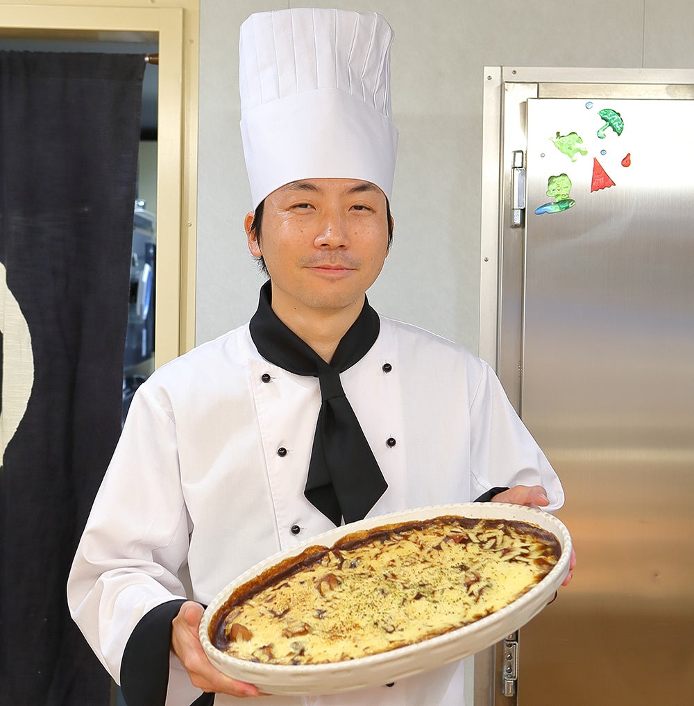 焼きカレーを運ぶシェフ