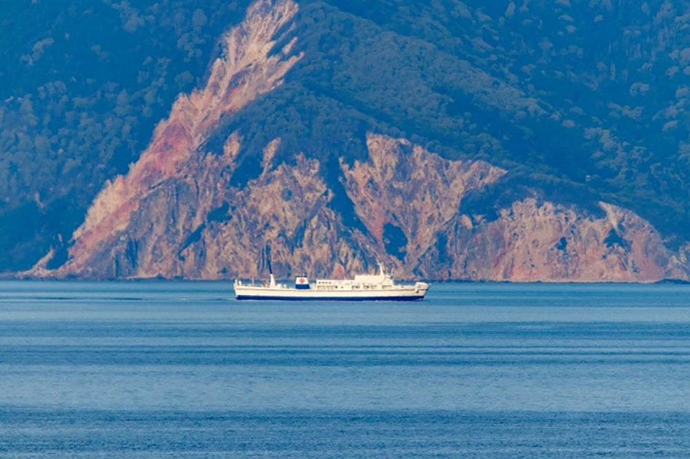 下北半島沖を航行する船