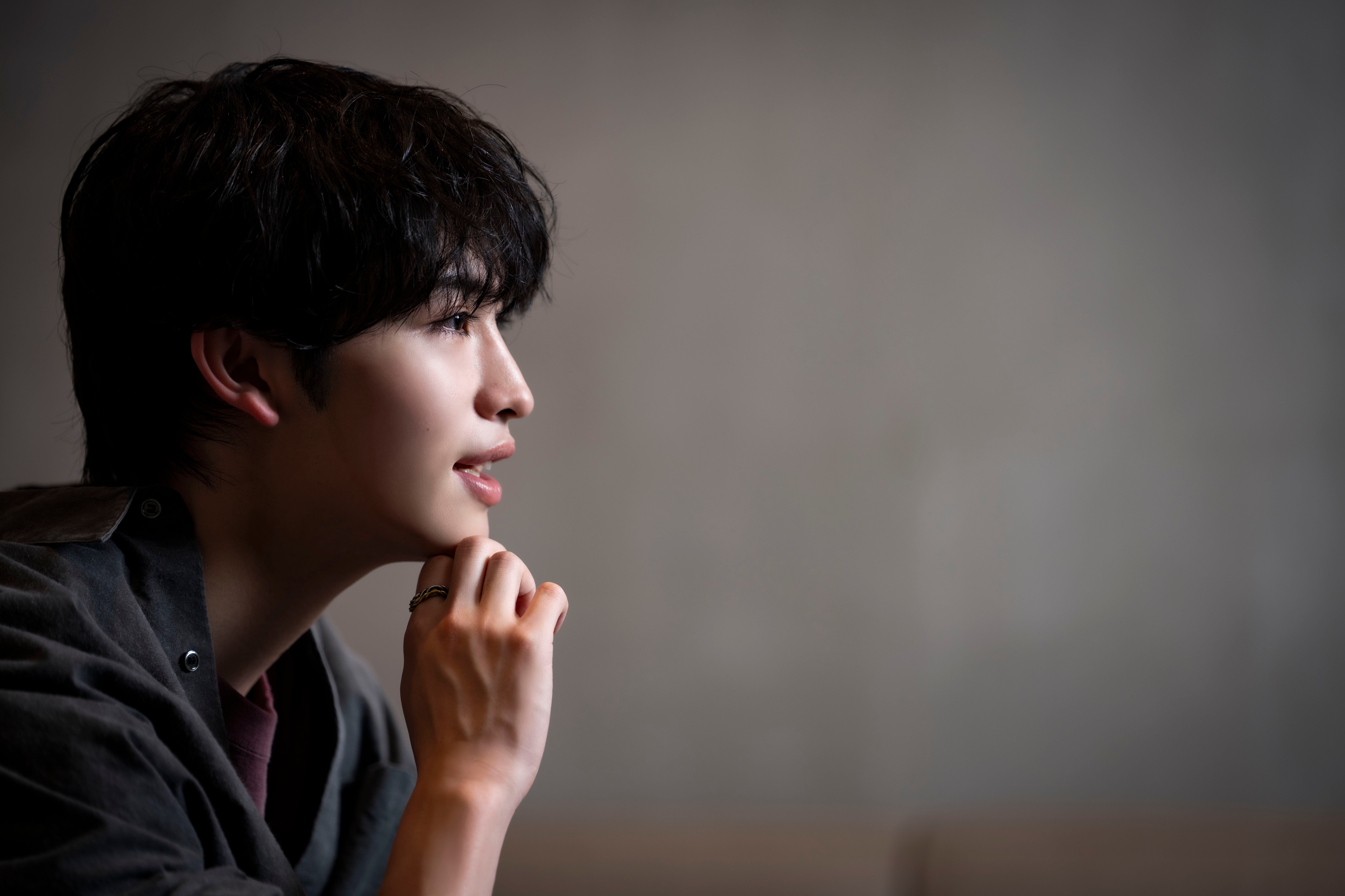 増子敦貴が「大人の一歩」と感じた免許取得後の変化を真剣に話す表情