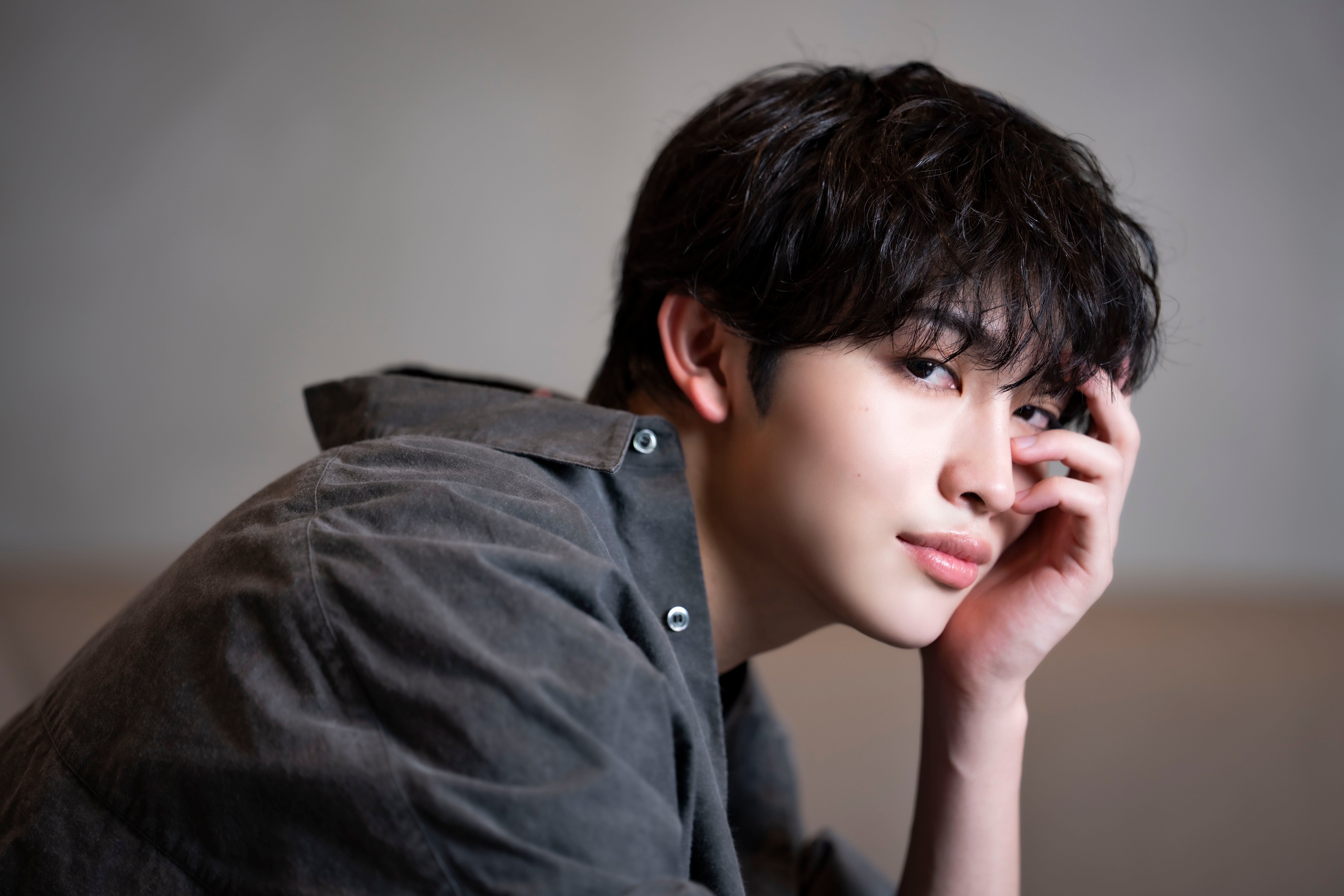 現在の愛車メルセデス・ベンツ GLB 200dの横で、自然な笑顔を見せる西山茉希さん