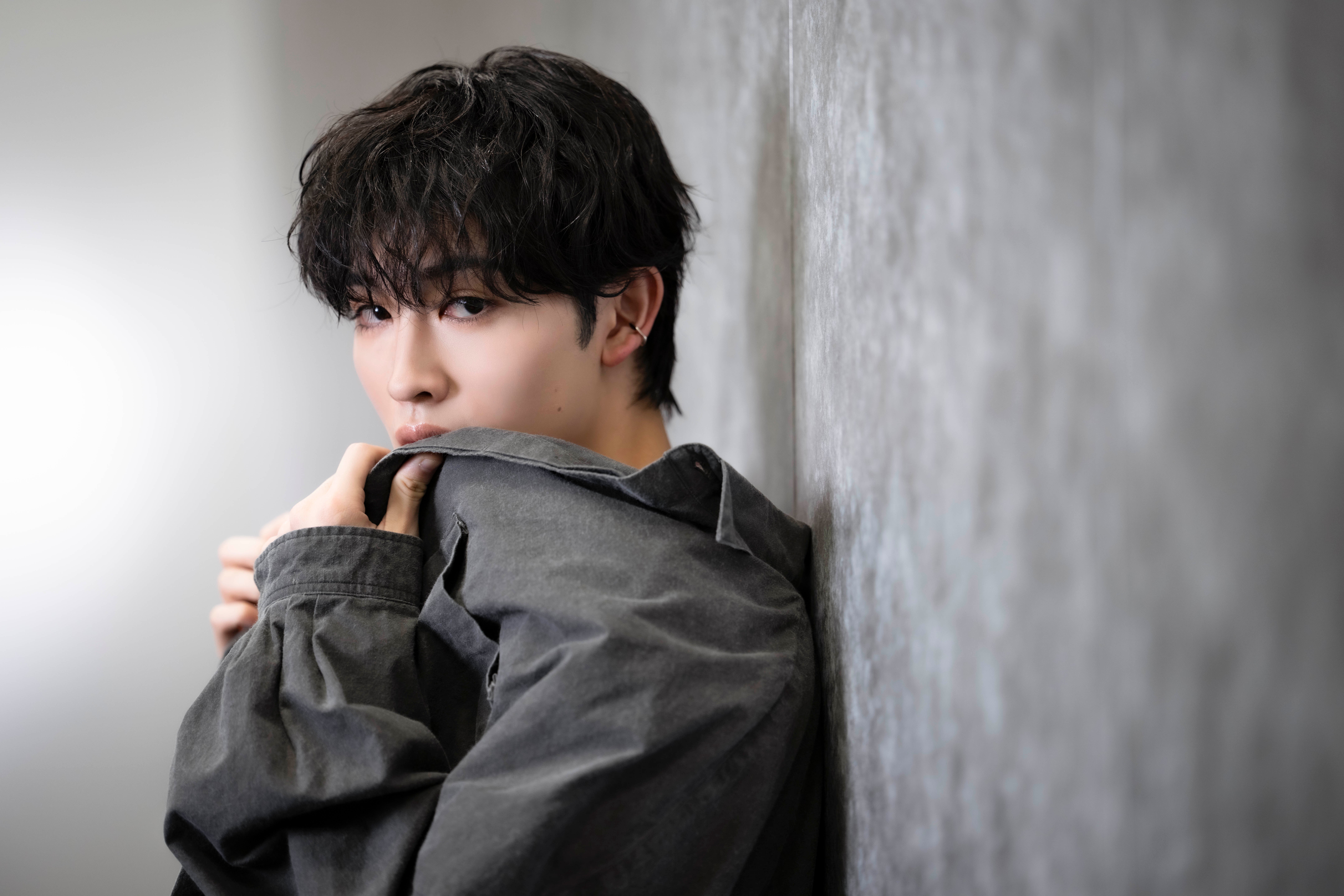 愁いを帯びた表情の増子敦貴さんの横顔